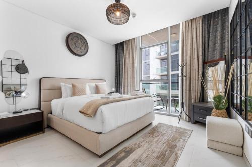ein Schlafzimmer mit einem Bett und einem großen Fenster in der Unterkunft Luxurious 1 BR in District One Beach Access in Dubai