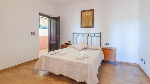 a bedroom with a bed with two towels on it at Villa Ortega Alba Alcalá La Real by Ruralidays in Alcalá la Real