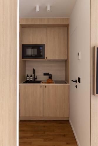une cuisine avec un évier et un micro-ondes dans l'établissement Charming studio with AC - 2P- Musée du Louvre, à Paris