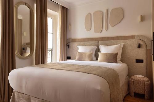 une chambre avec un grand lit blanc et un miroir dans l'établissement Charming studio with AC - 2P- Musée du Louvre, à Paris