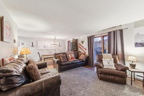 un soggiorno con divani in pelle e tavolo di Hedges 7J - Comfortable Mountain Retreat a North Creek