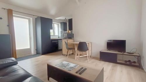 un salon avec un canapé et une table dans l'établissement Maison cosy avec jardin – Centre de Poitiers, à Poitiers