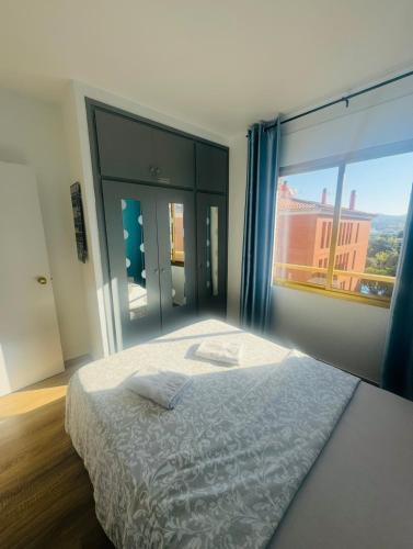 Ένα ή περισσότερα κρεβάτια σε δωμάτιο στο Elegante piso de sueños con piscina