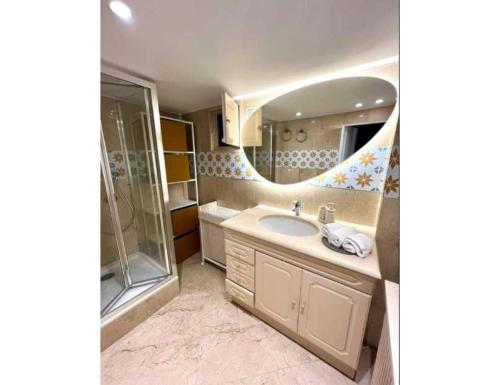 une salle de bain avec un lavabo et un miroir dans l'établissement Elegant apartement - AC 2BR-6P- Palais des Congrès, à Paris