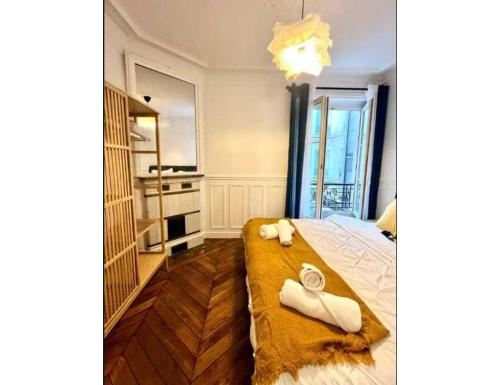 une chambre avec un lit avec des serviettes dessus dans l'établissement Elegant apartement - AC 2BR-6P- Palais des Congrès, à Paris