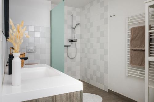 un bagno con vasca e doccia di Wachaulodge a Weissenkirchen in der Wachau