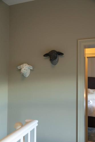 Postel nebo postele na pokoji v ubytování The Village House Restored 4BR 1850s Galway Cottage Near the Wild Atlantic Way
