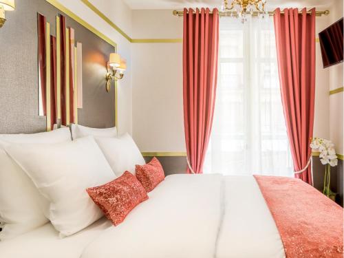 - une chambre avec un lit blanc et des rideaux rouges dans l'établissement Merveil - Luxury Suite - Tour Eiffel - Laos, à Paris
