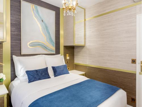 une chambre avec un grand lit avec des oreillers bleus dans l'établissement Merveil - Luxury Suite - Tour Eiffel - Laos, à Paris