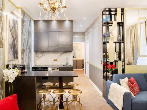 - un salon avec un bar et un canapé bleu dans l'établissement Merveil - Luxury Suite - Tour Eiffel - Laos, à Paris