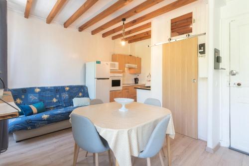 une cuisine et une salle à manger avec une table et des chaises dans l'établissement T2 cosy résidence Plein Soleil, à Eaux-Bonnes