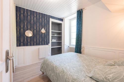une chambre avec un lit et une fenêtre dans l'établissement T2 cosy résidence Plein Soleil, à Eaux-Bonnes