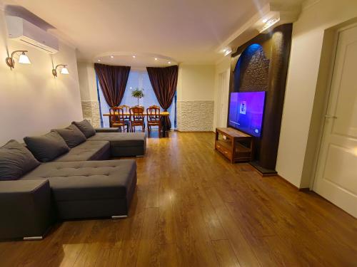 un salon avec un canapé et une télévision à écran plat dans l'établissement Tallinna mnt Kodu, à Pärnu