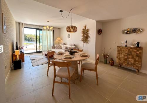Apartamento con Terraza y Vista al Jardín