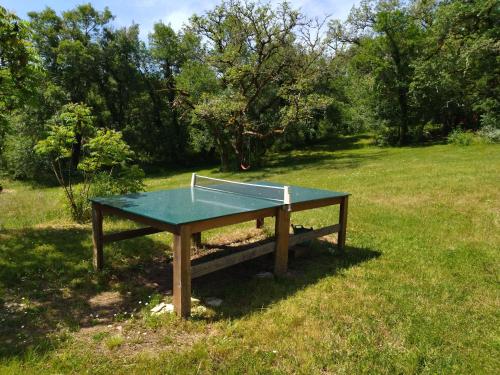 - une table de ping-pong au milieu d'un champ dans l'établissement Le Bois De Barthes, à Lavercantière