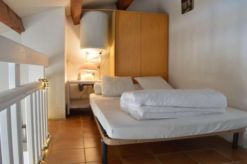 une chambre avec un lit avec une tête de lit en bois dans l'établissement NP170-C068 Appartement 2 pièces mezzanine, Narbonne Plage, à Narbonne-Plage