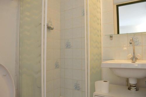 une salle de bain avec un lavabo et une douche dans l'établissement NP170-C068 Appartement 2 pièces mezzanine, Narbonne Plage, à Narbonne-Plage