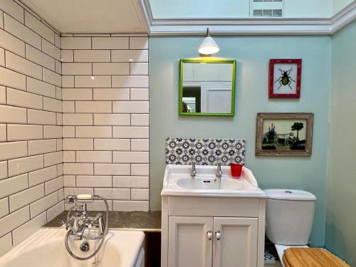 ein Badezimmer mit Waschbecken, Toilette und Badewanne in der Unterkunft The West Wing - Bride Valley - Jurassic Coast in Long Bredy