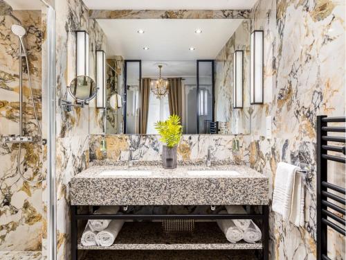 Merveil - Signature Suite - Louvre - Victoria في باريس: حمام مع حوض كبير ومرآة