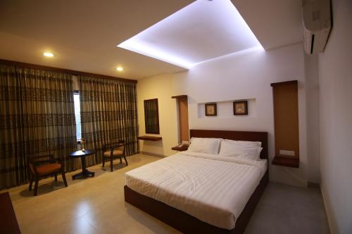 Postel nebo postele na pokoji v ubytování Rouba Residency Hotel