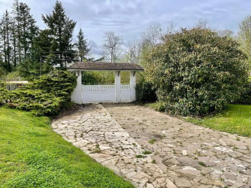 a white gate and a stone path in a garden at Grande maison proche du Zoo de Beauval pour 16 personnes ! in La Ferté-Saint-Cyr