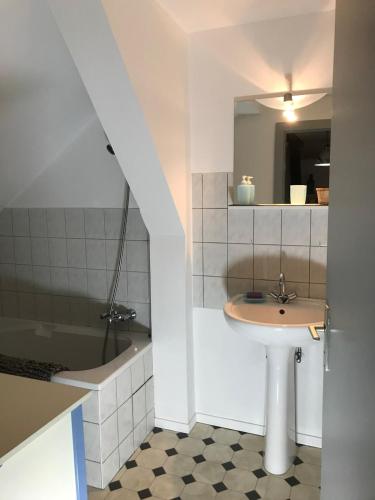 une salle de bain avec un lavabo et une baignoire dans l'établissement Duplex, à La Celle-sous-Gouzon
