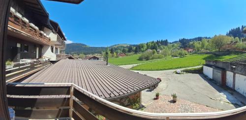 un toit d'un bâtiment avec vue sur un champ dans l'établissement Bel Fiore Mountain Studio Apartment, à Cesuna