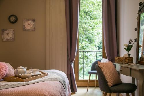 une chambre avec un lit, une table et une fenêtre dans l'établissement La Ferme des Andes, à Quins