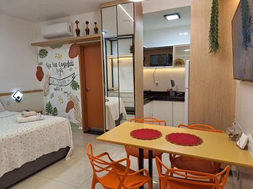 a room with a table and chairs and a kitchen at Studio Luxo, em Anápolis - Perfeito in Anápolis