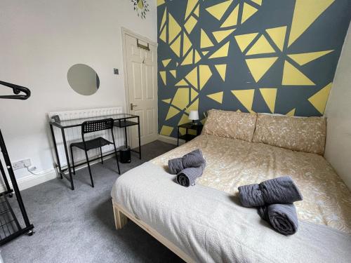 Ένα ή περισσότερα κρεβάτια σε δωμάτιο στο Spacious Flat! Sleeps 7, Pet Friendly and Parking