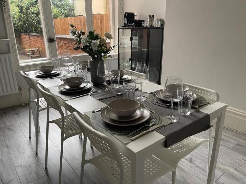 Η κουζίνα ή μικρή κουζίνα στο Spacious Flat! Sleeps 7, Pet Friendly and Parking