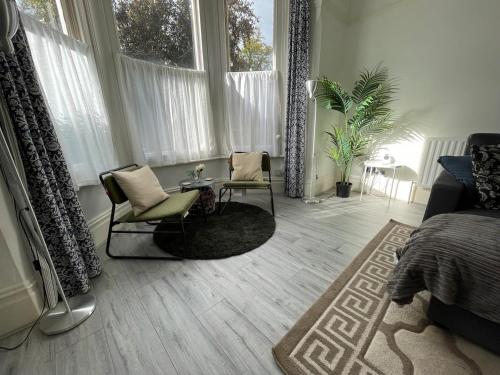 Χώρος καθιστικού στο Spacious Flat! Sleeps 7, Pet Friendly and Parking