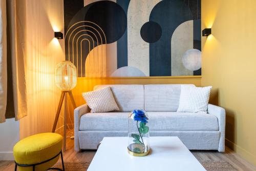 un salon avec un canapé et une table dans l'établissement Lassagne - 1, à Lyon