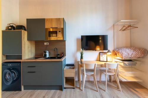 une cuisine avec une table et des chaises dans une pièce dans l'établissement Lassagne - 1, à Lyon