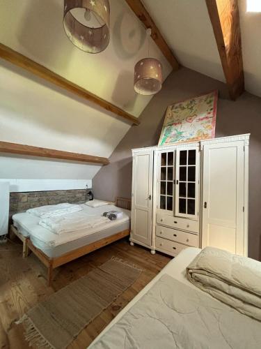 - une chambre avec 2 lits et une commode dans l'établissement Gentilhomme, à Donzy-le-National