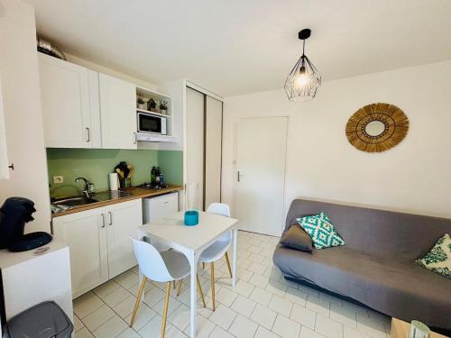 un salon avec un canapé et une table dans l'établissement 5 min de la Mer à pieds,Plage Richelieu,Le Cap d Agde,pour 2ou 4pers, au Cap d'Agde