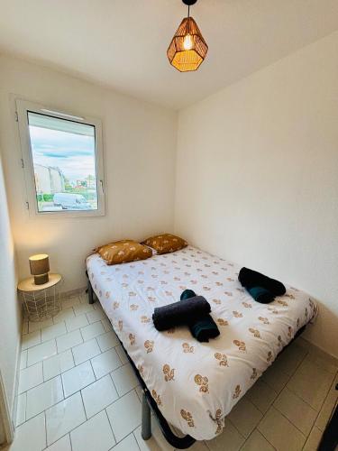- une petite chambre avec un lit et une fenêtre dans l'établissement 5 min de la Mer à pieds,Plage Richelieu,Le Cap d Agde,pour 2ou 4pers, au Cap d'Agde