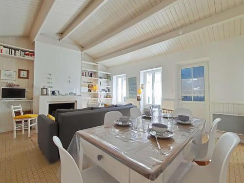 - un salon avec une table à manger et des chaises dans l'établissement Maison de charme avec jardin clos, à 500 m du centre et 1800 m de la plage - 4 couchages - FR-1-224B-60, à Noirmoutier-en-l'lle