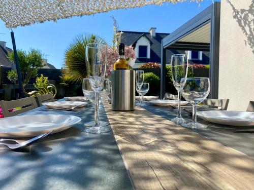 - une table avec des verres et une bouteille de vin dans l'établissement Villa La Grée - 10 min à pied de la plage, à Sarzeau