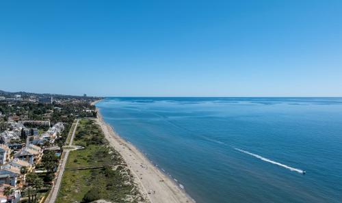 une vue aérienne d'une plage et de l'océan dans l'établissement Fantástico Ático Dúplex en Marbella, con vistas al mar y a 300 metros de la playa, à Marbella