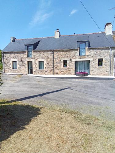 - un grand bâtiment en briques avec une rue en face dans l'établissement Magnifique résidence de vacances, à Pluherlin