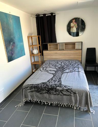 une chambre avec un lit avec une couverture dessus dans l'établissement MARSEILLAN Ville, à Marseillan