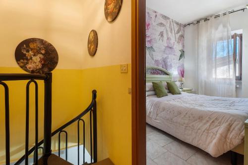 a bedroom with a bed and a yellow wall at Casa Perry - Lago Maggiore in Borgo Ticino