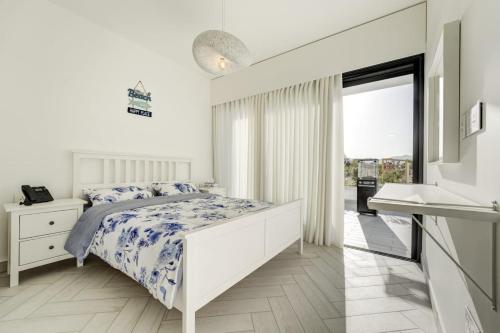 Postel nebo postele na pokoji v ubytování Emerald Beach Apartment