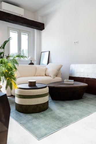 un salon avec un canapé et une table basse dans l'établissement Touchlux villa, à La Celle-sous-Gouzon