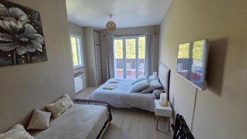 une petite chambre avec un lit et une fenêtre dans l'établissement Le Domaine de la Feuilleraie, à Coaraze