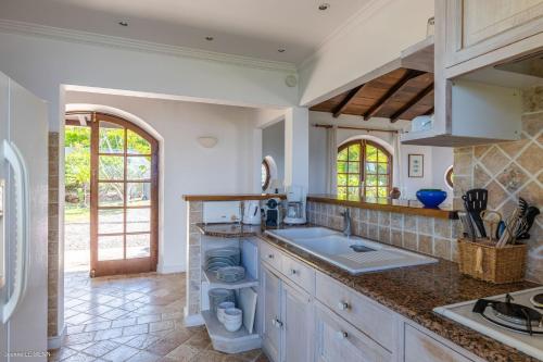 Η κουζίνα ή μικρή κουζίνα στο Villa Adage Pointe Milou St-Barths