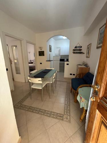 a kitchen and living room with a table and chairs at Appartamento in tipico carugio ligure in Monterosso al Mare