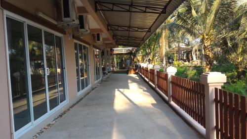 Bangunan di mana terletaknya rumah tamu ini