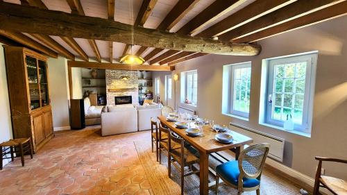 una sala da pranzo con tavolo e un soggiorno di Relaxation, family, Norman charm a La Gaillarde